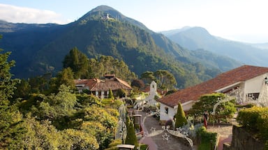 Monserrate das einen ruhige Szenerie, Berge und Haus