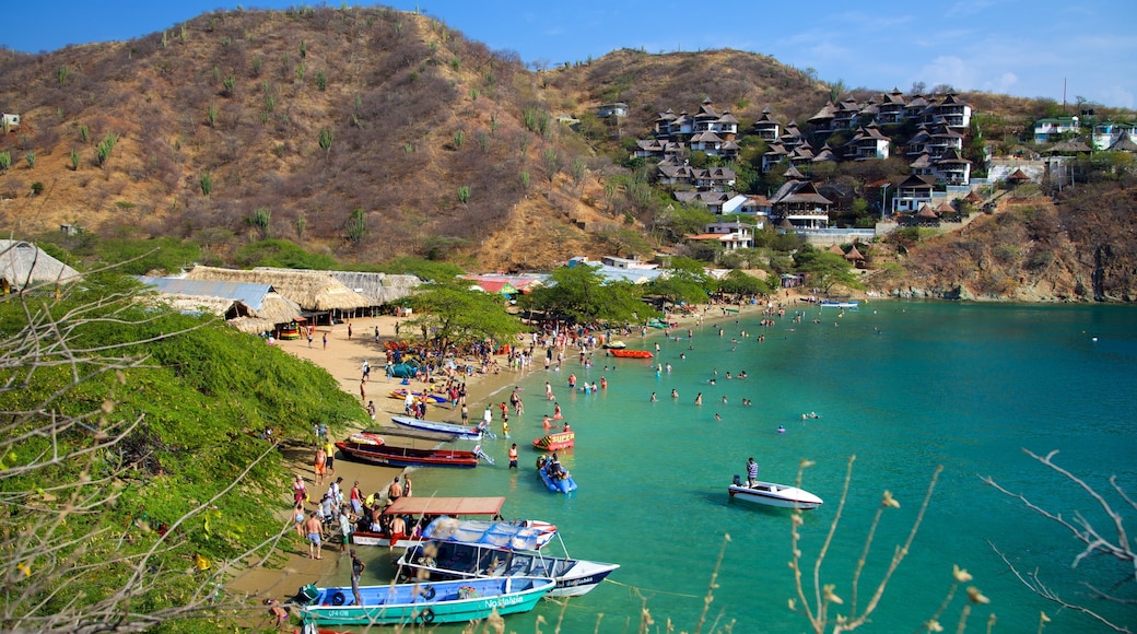 Playa Taganga ofreciendo una ciudad costera, una playa y una bahía o puerto