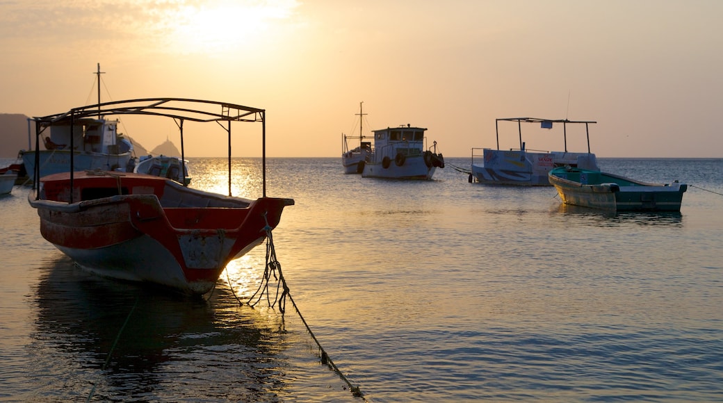 Taganga-stranden presenterar en hamn eller havsbukt, kustutsikter och en solnedgång