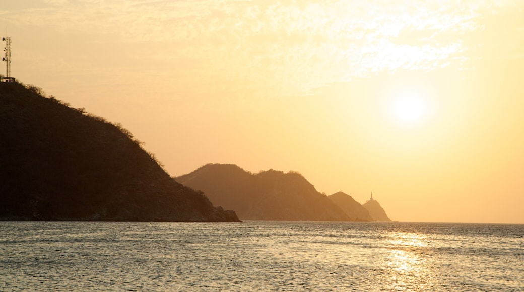 Taganga-stranden som visar en solnedgång, kustutsikter och landskap