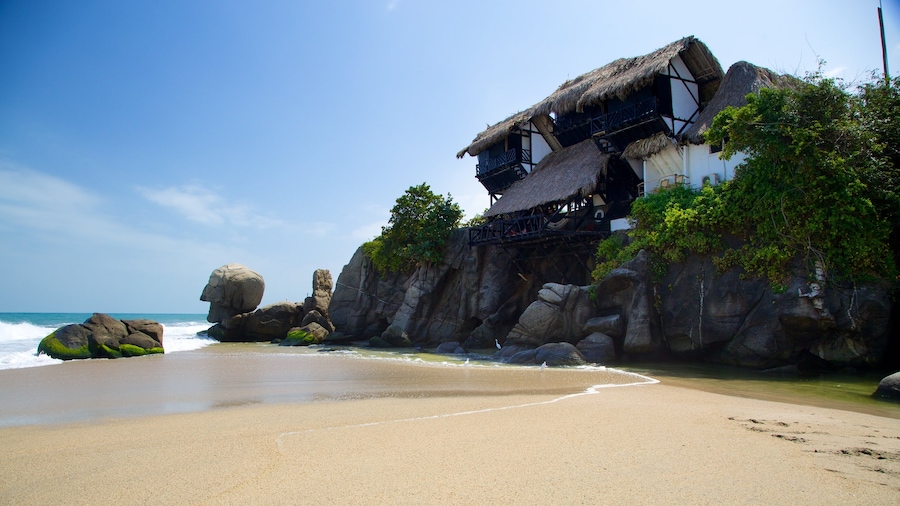 Santa Marta que incluye costa rocosa, una playa de arena y una casa