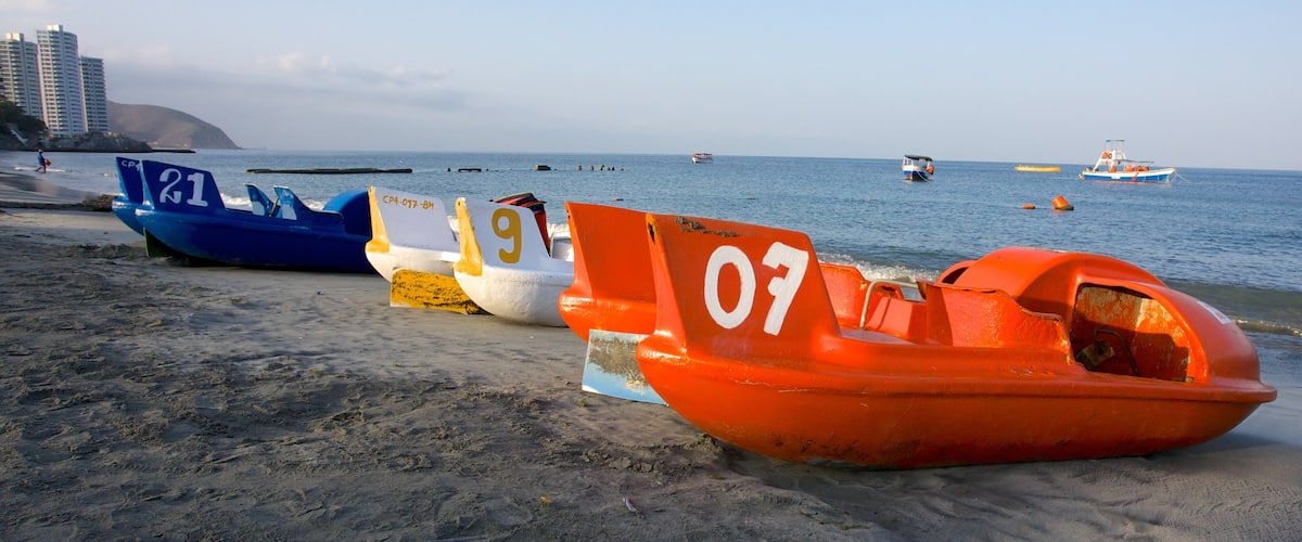Strand von Rodadero das einen Bootfahren und Sandstrand