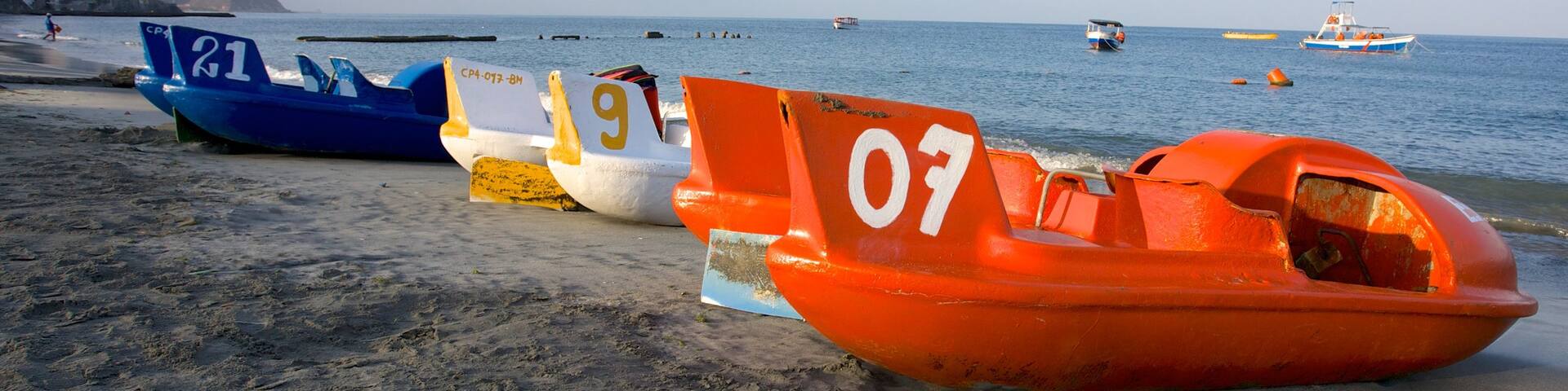 Strand von Rodadero das einen Bootfahren und Sandstrand