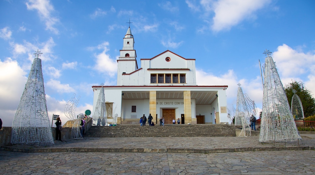 Monserrate som inkluderer historisk arkitektur, kirke eller katedral og torg eller plass