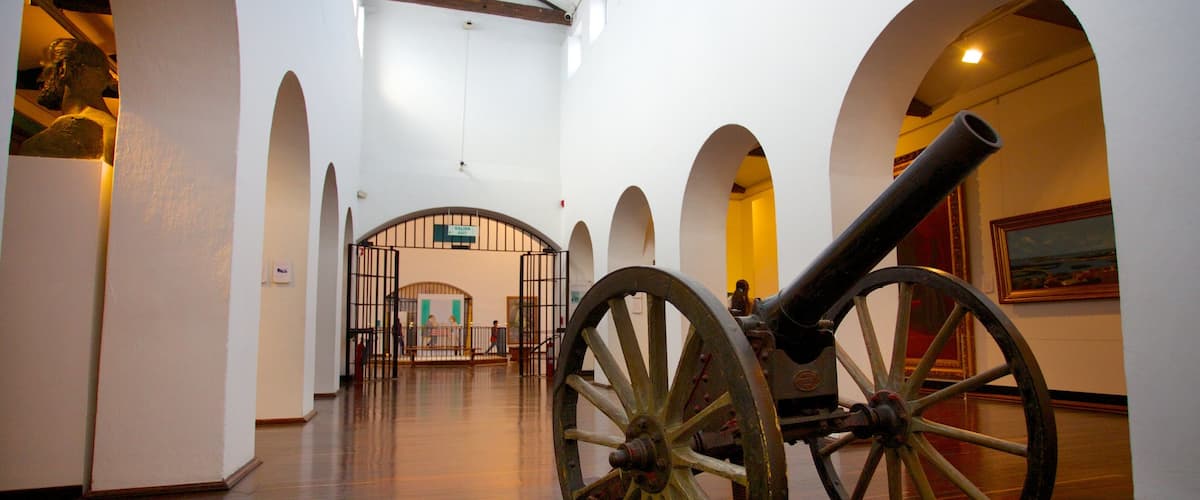 Musée national qui includes vues intérieures et articles militaires