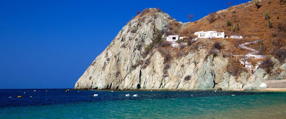 Playa Blanca mettant en vedette cĂŽte rocheuse, montagnes et vues littorales