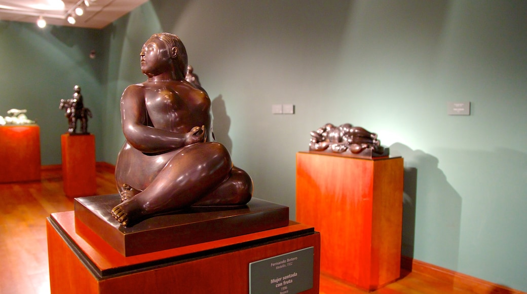 Museo Botero que incluye arte, una estatua o escultura y vista interna