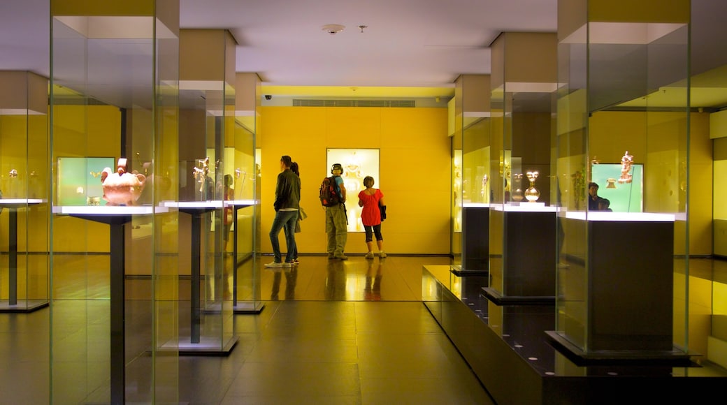 Gold-Museum mit einem Innenansichten sowie kleine Menschengruppe