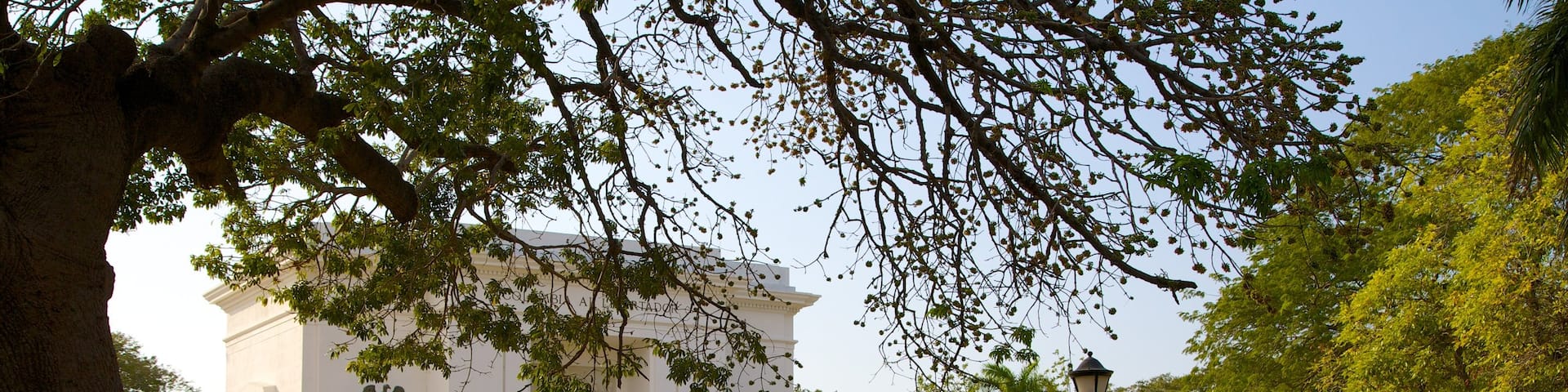 Quinta de San Pedro Alejandrino featuring a memorial as well as a small group of people