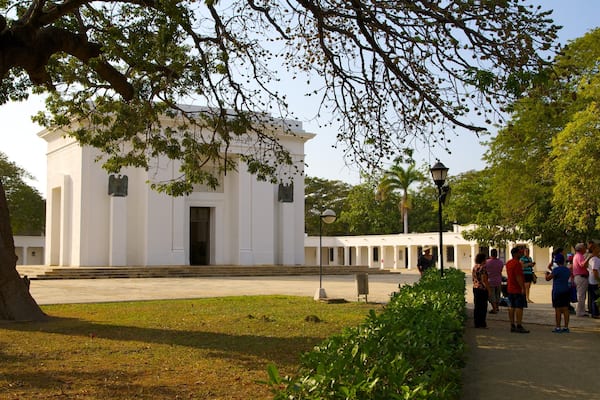 Quinta de San Pedro Alejandrino featuring a memorial as well as a small group of people
