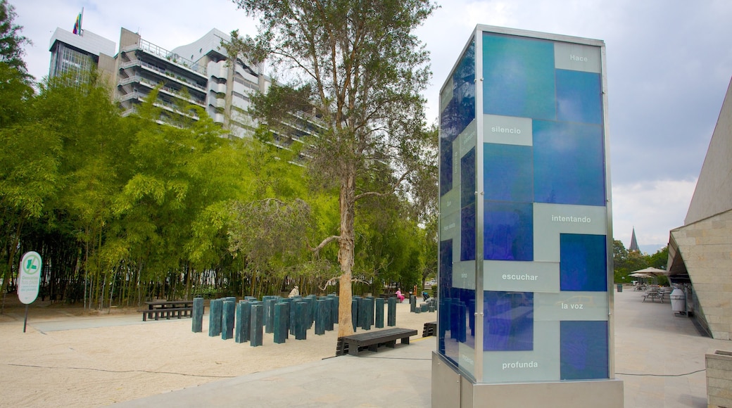 Parque de Los Pies Descalzos som inkluderar utomhuskonst och en park