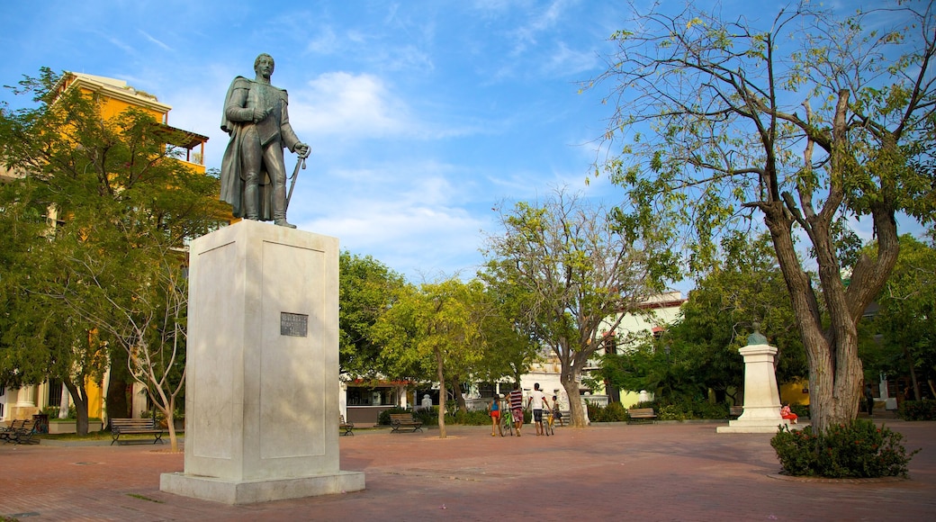 Parque de Los Novios ofreciendo una estatua o escultura, jardín y un monumento