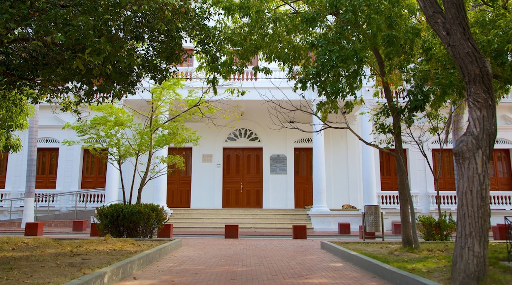 Parque de Los Novios ofreciendo arquitectura patrimonial y una casa