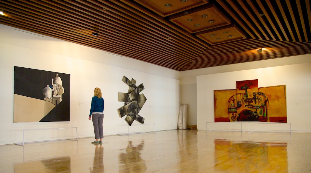 Biblioteca Luis Ángel Arango ofreciendo arte, un edificio administrativo y vistas de interior