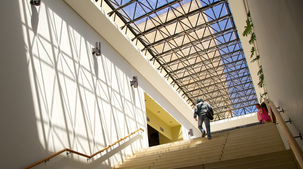 Biblioteca Luis Ángel Arango mostrando vistas interiores y un edificio administrativo y también un hombre