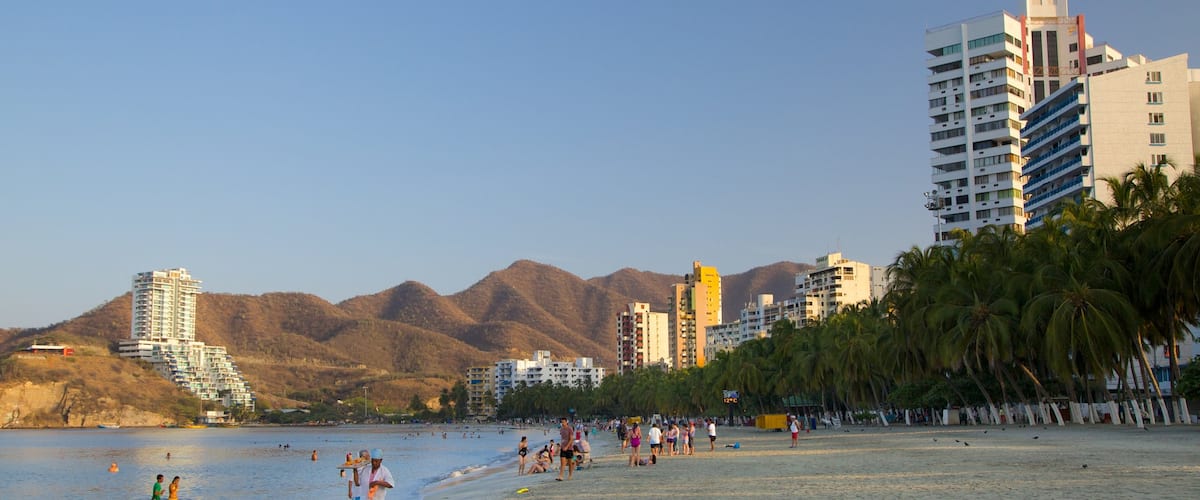 Playa El Rodadero mostrando una playa de arena, un hotel y una ciudad costera