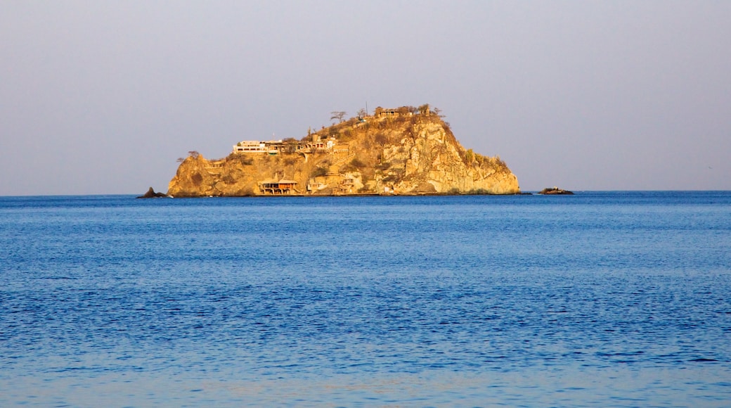 Playa El Rodadero que incluye vistas generales de la costa, imágenes de una isla y vistas de paisajes