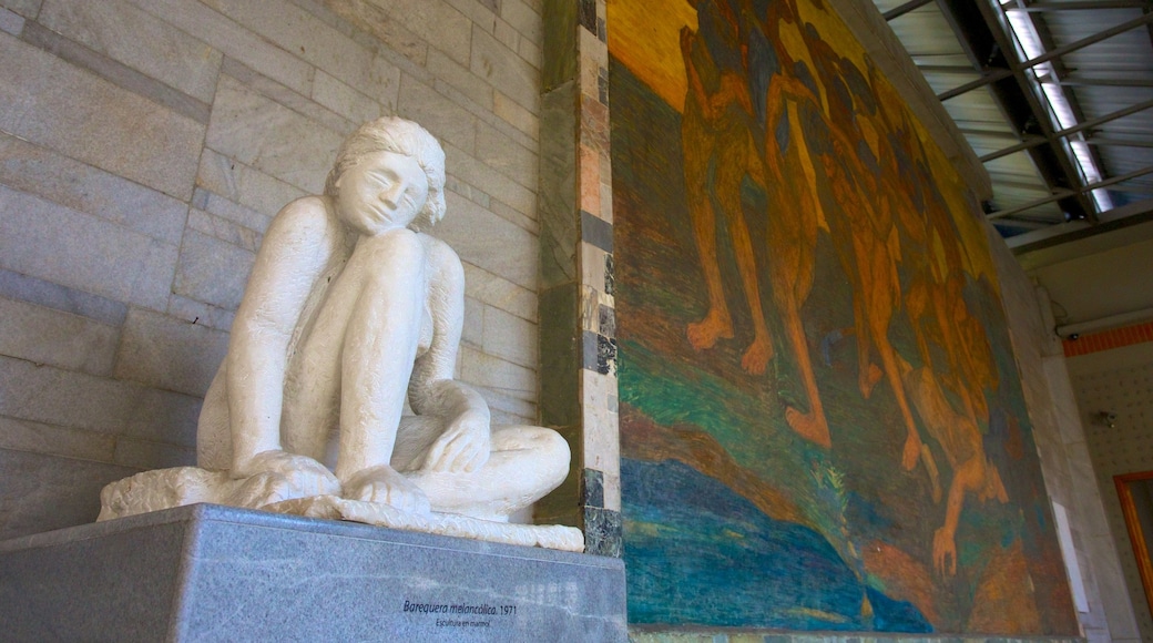 Casa y museo Pedro Nel Gomez mostrando una estatua o escultura, arte y vistas interiores