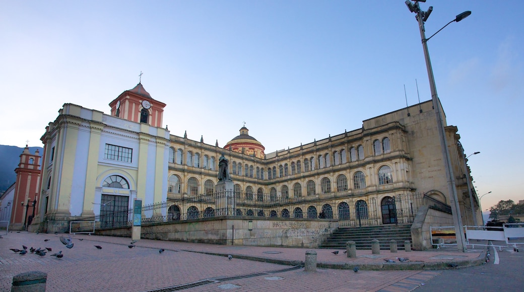 La Catedral Primada toont een stad, historische architectuur en straten