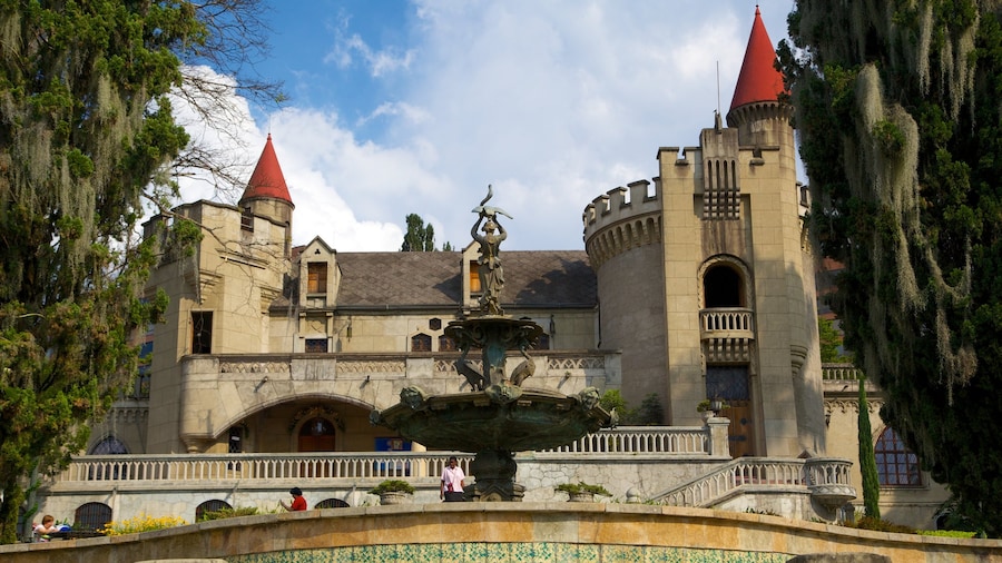 El Castillo Museum showing a fountain, heritage architecture and a castle