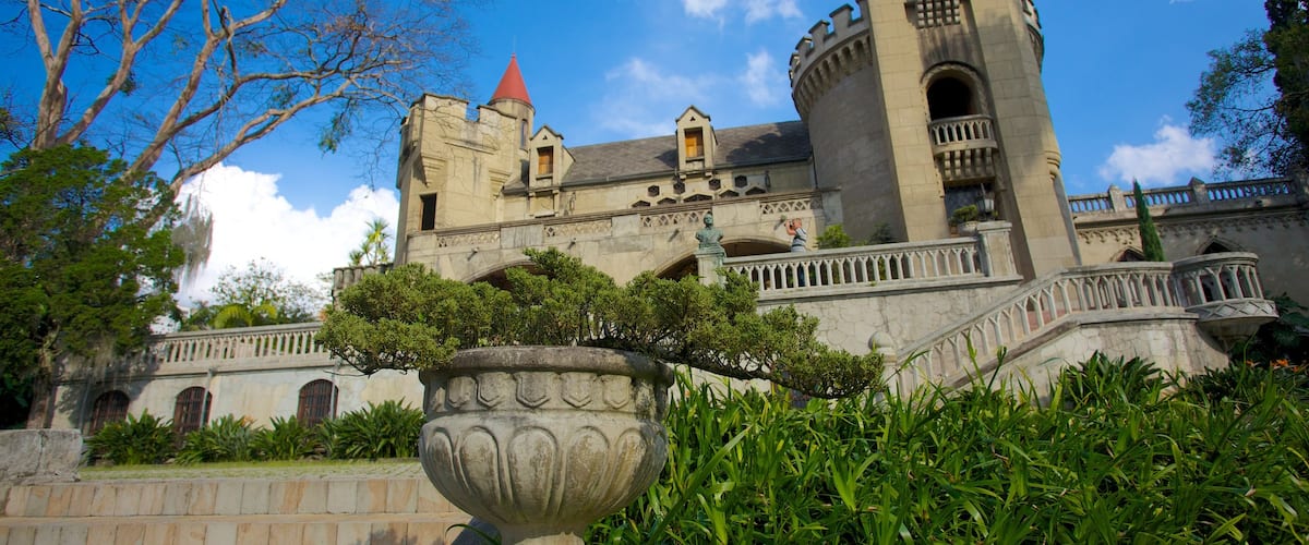 El Castillo Museum which includes heritage architecture and a castle