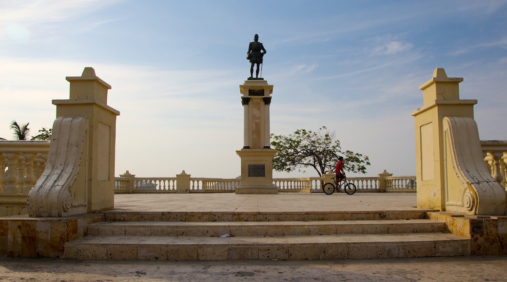 Plaza de Bolivar som inkluderar ett torg, ett monument och en staty eller skulptur