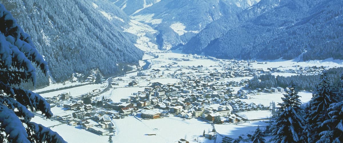 Mayrhofen mostrando vistas de paisajes, montañas y una pequeña ciudad o pueblo