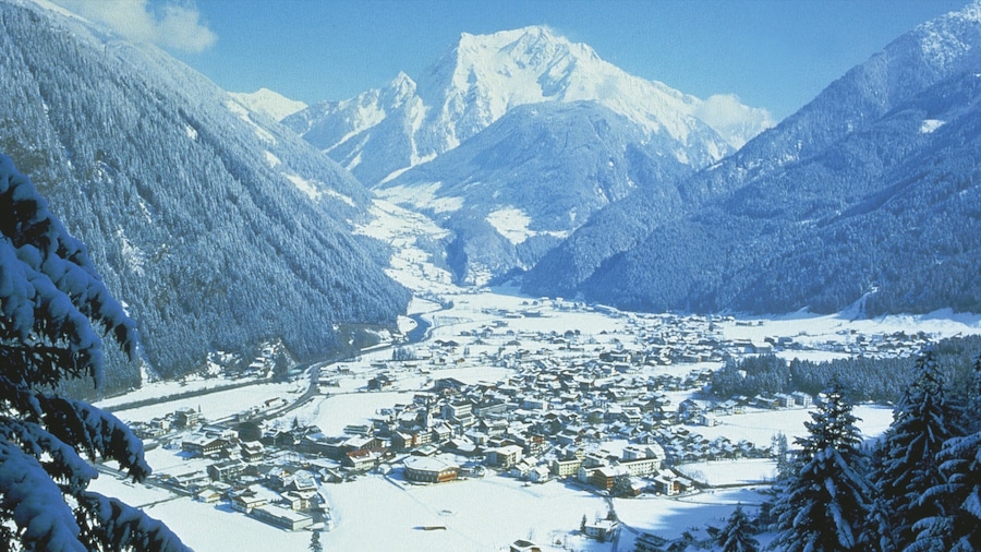 Mayrhofen có tính năng thị trấn nhỏ, tuyết và những ngọn núi