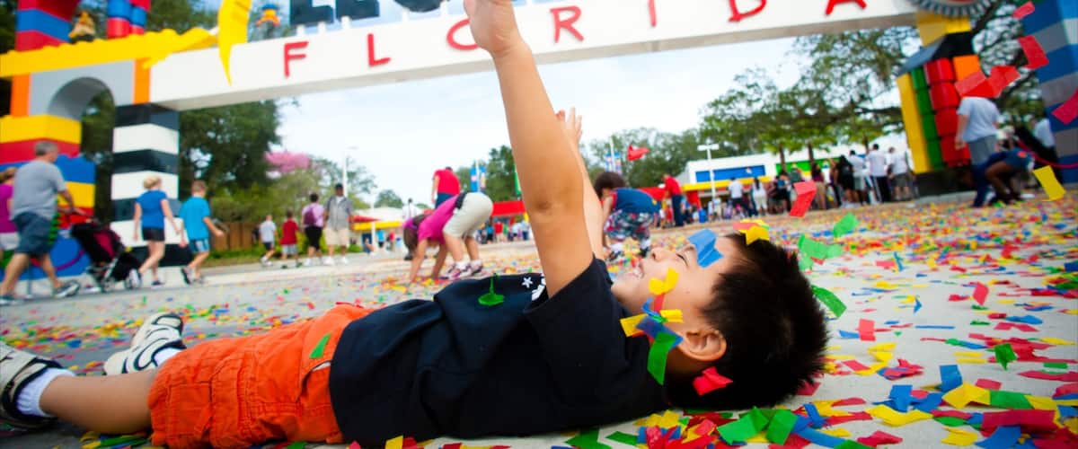 Lakeland - Winter Haven featuring signage and rides as well as an individual child