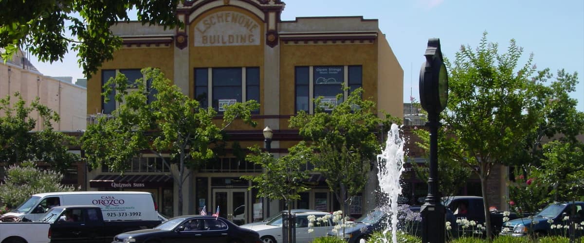 Pleasanton showing street scenes, heritage architecture and signage