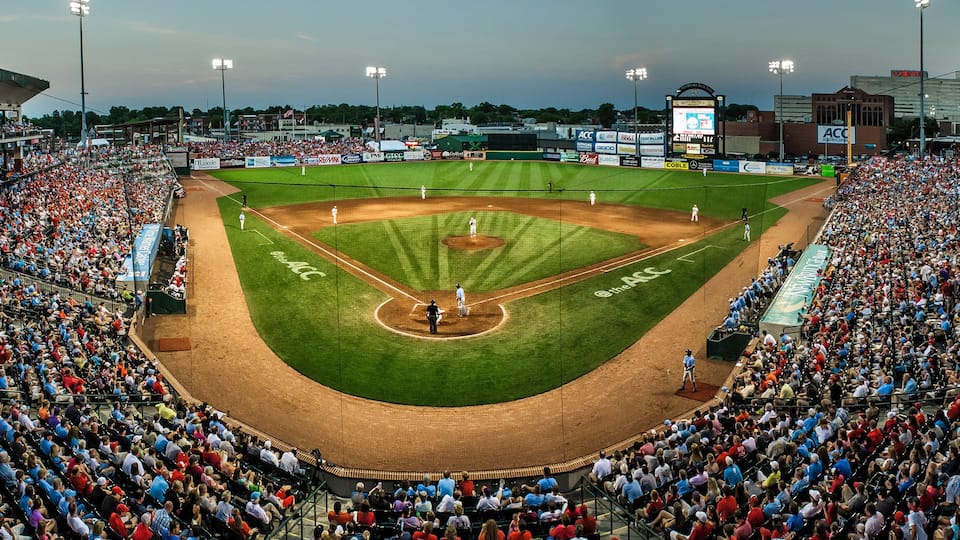 Greensboro mostrando un evento deportivo y también un grupo grande de personas