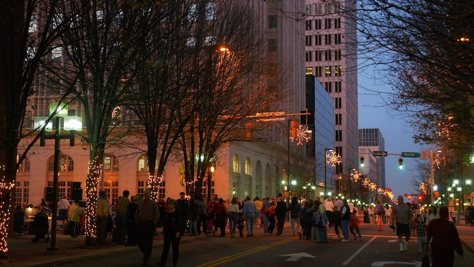 Greensboro mostrando un festival, escenas nocturnas y escenas cotidianas