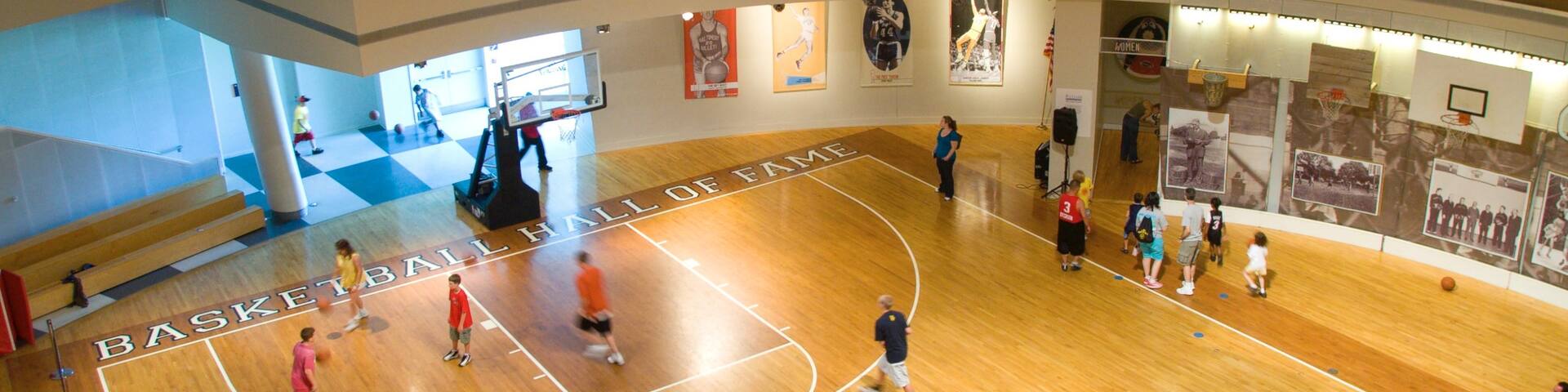 Springfield mostrando vistas interiores y también un gran grupo de personas