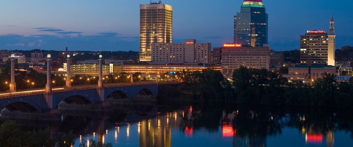 Springfield mostrando un edificio de gran altura, una ciudad y un puente