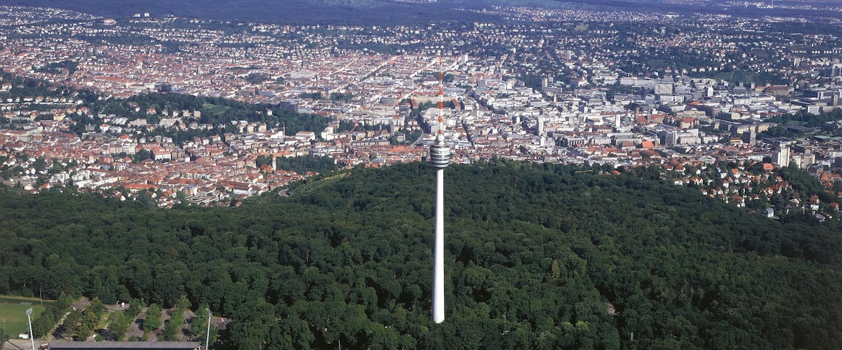 Fernsehturm Stuttgart das einen Wolkenkratzer und Stadt