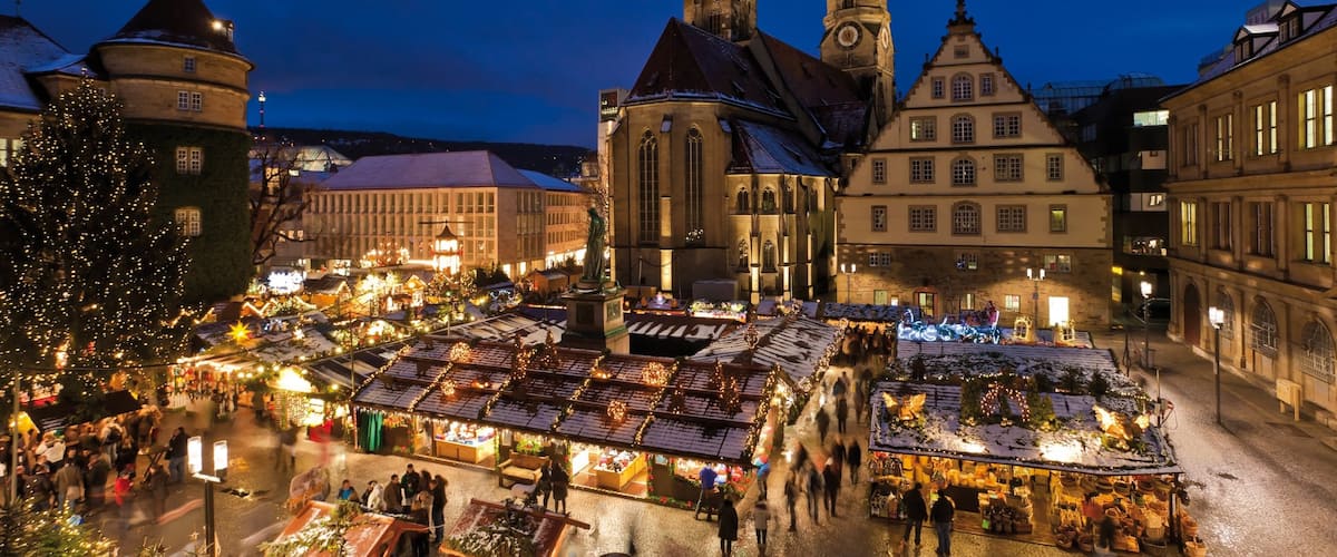 Schillerplatz ofreciendo una plaza, mercados y una iglesia o catedral