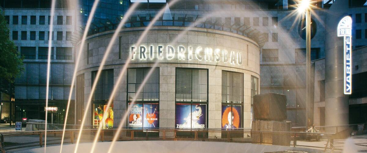 Friedrichsbau Varieté welches beinhaltet Theater, Springbrunnen und Platz oder Plaza