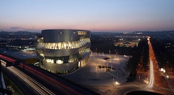 Mercedes Benz Museum som inkluderar modern arkitektur, nattliv och en stad