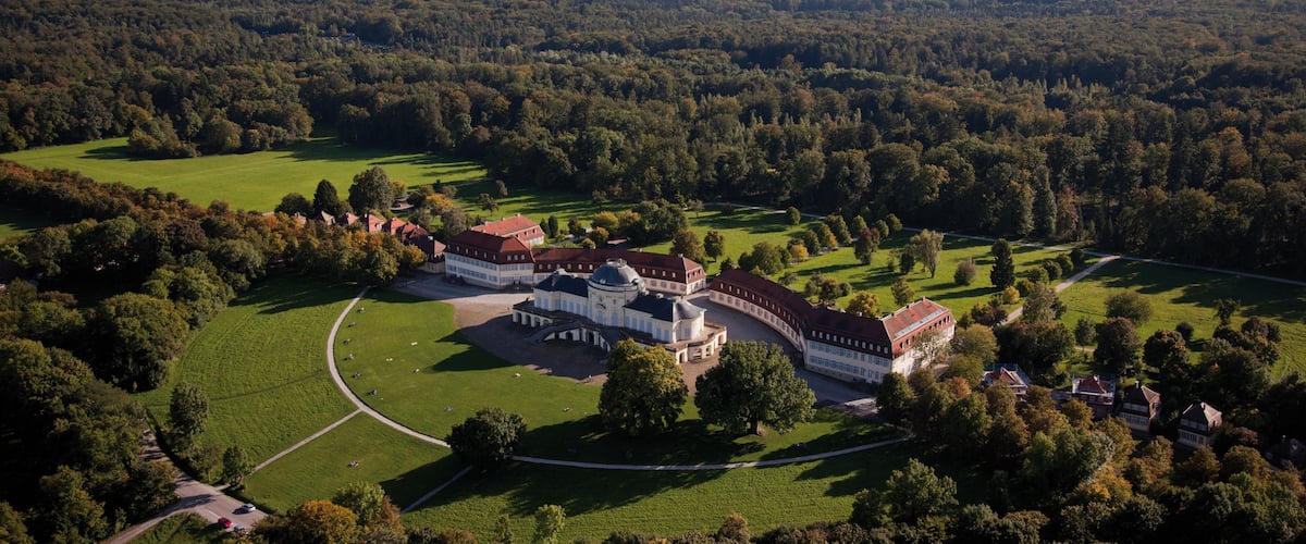 Lustschloss Solitude das einen Burg, Wälder und historische Architektur