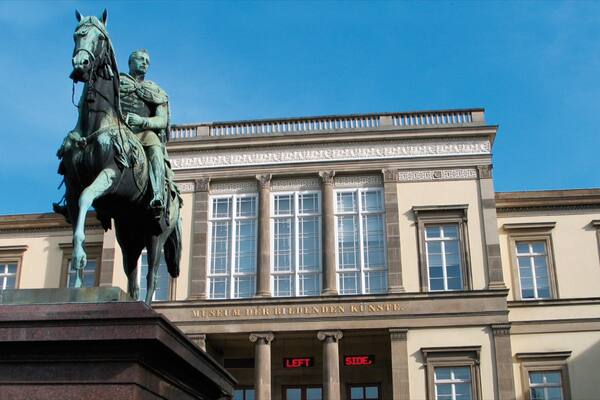 Vieille galerie qui includes statue ou sculpture et patrimoine historique