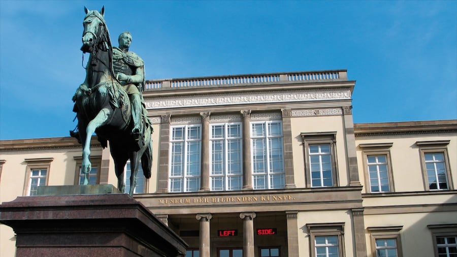 Alte Staatsgalerie inclusief historisch erfgoed en een standbeeld of beeldhouwwerk
