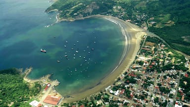 San Juan del Sur mostrando una localidad costera, una playa de arena y una bahía o un puerto