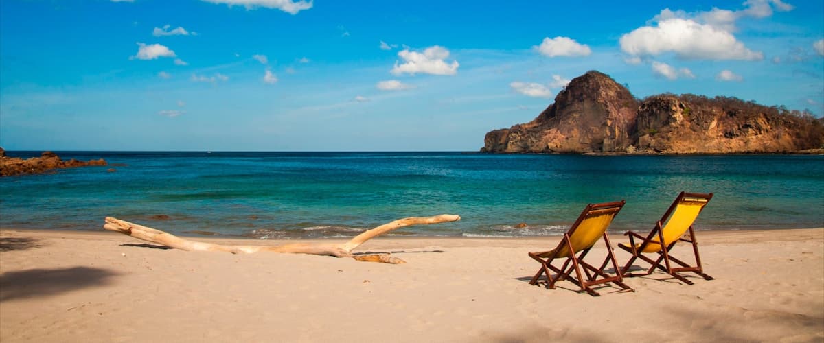 Nicaragua ofreciendo costa escarpada, escenas tropicales y una playa de arena