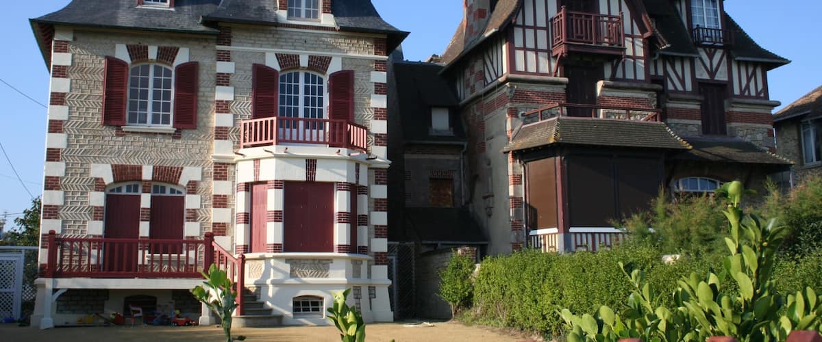 Calvados mostrando elementos del patrimonio y una casa