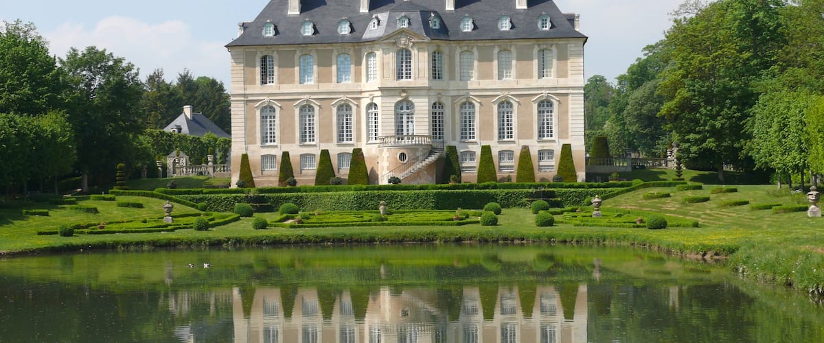 Calvados showing a pond, heritage architecture and château or palace