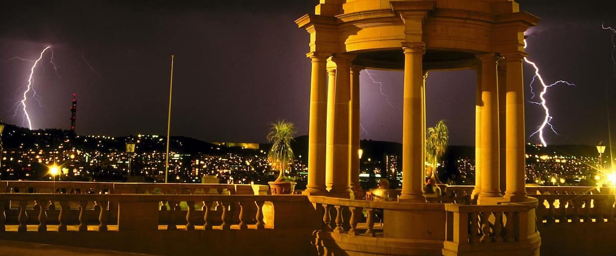 Pretoria toont een stad, nachtleven en historische architectuur