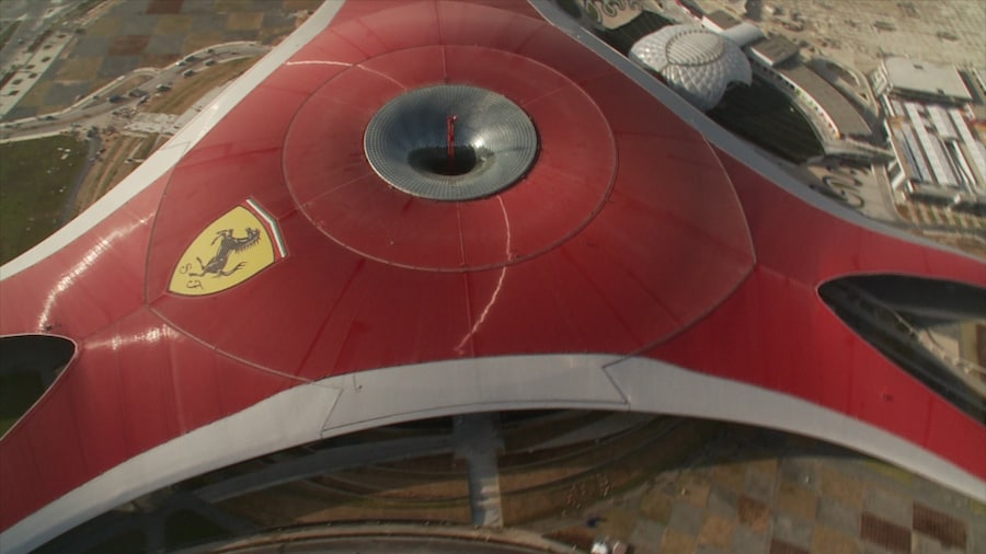 Ferrari World som inkluderar modern arkitektur och åkattraktioner