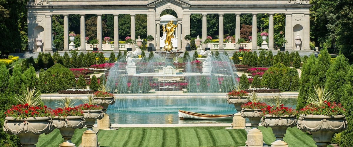 Wilmington mostrando una fuente, una estatua o escultura y jardín