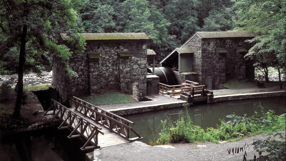 Wilmington showing a river or creek, heritage elements and a bridge
