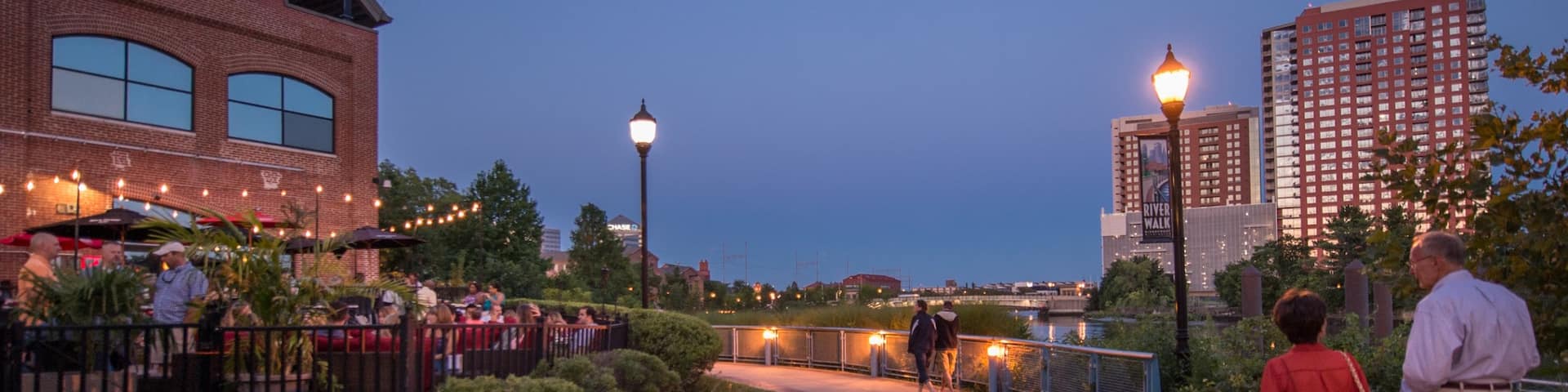 Wilmington which includes night scenes, a city and dining out